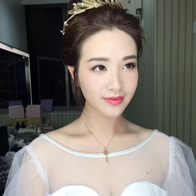 本工作室承接各种:新娘跟妆、日常妆、晚宴妆、团体妆、年会展会、商业拍摄、各种活动现场主持演员妆等