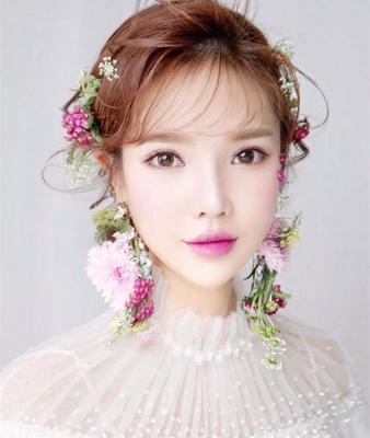 全新款齐地婚纱+总监档全天跟妆+伴娘妆