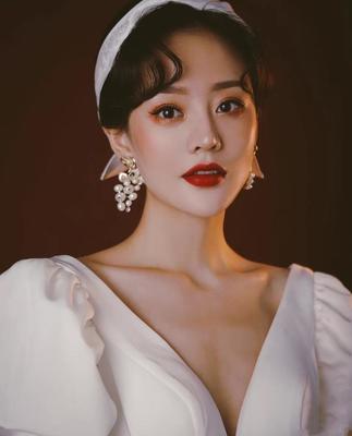 新娘跟妆服务 资深化妆师全程跟妆，免费试妆与精致妆容相结合